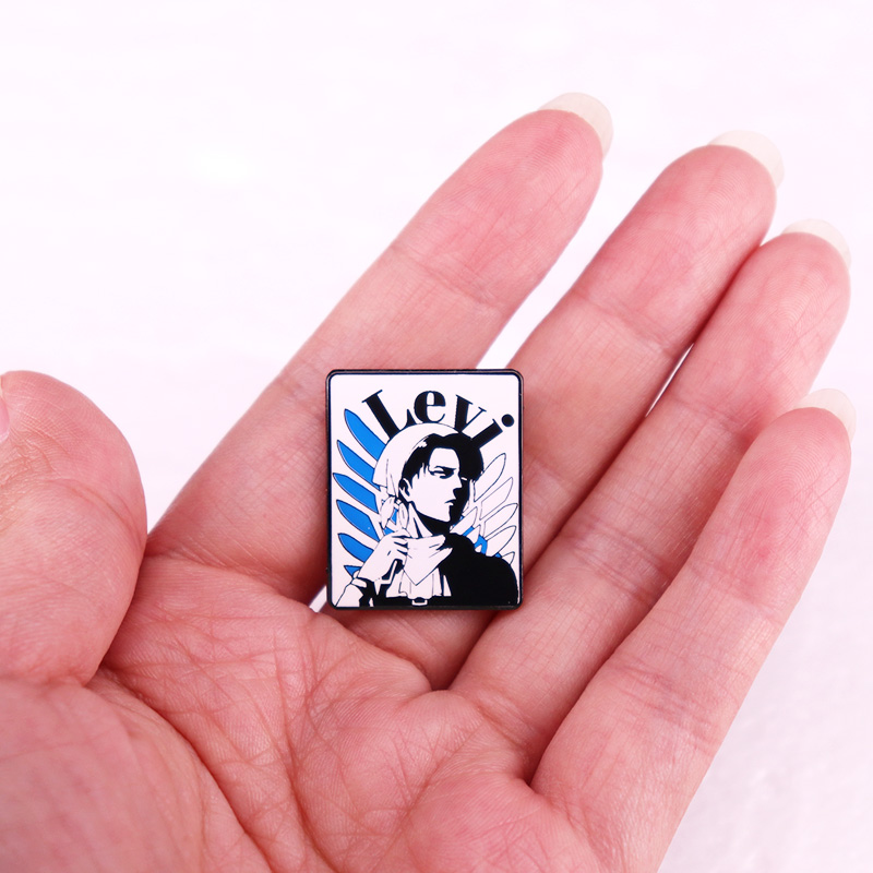 Pin esmaltado Attack on Titan  - Levi Jewelry & Watches Inc reseña y precio